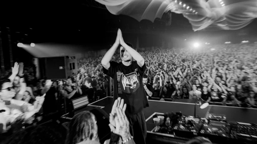 Watch new documentary on Fred again..’s USB002 tour, Behind The Sound