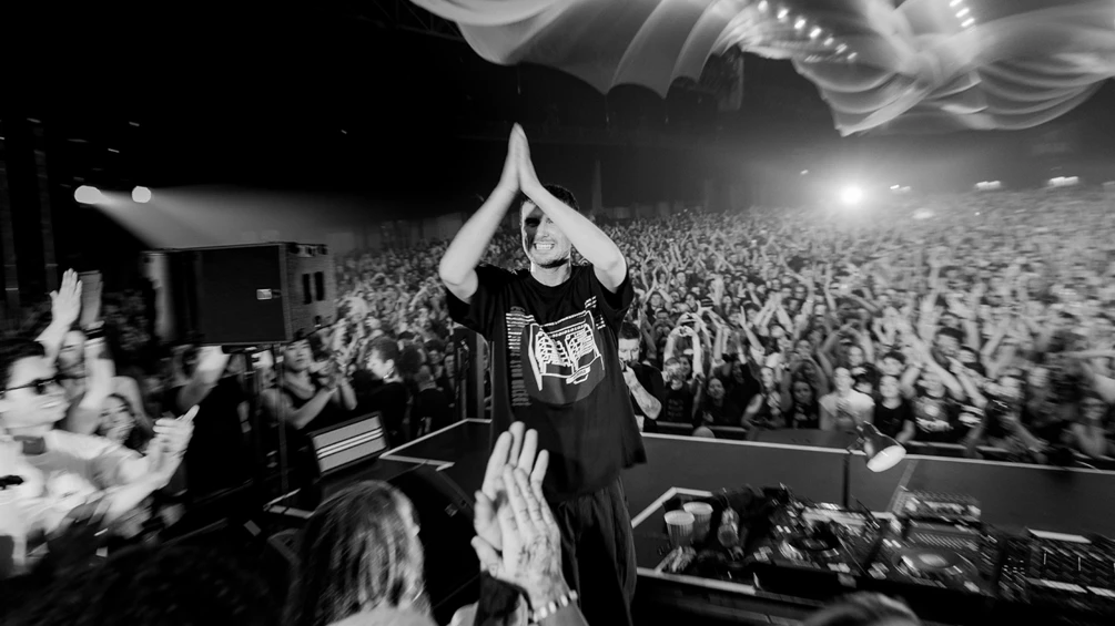 Watch new documentary on Fred again..’s USB002 tour, Behind The Sound
