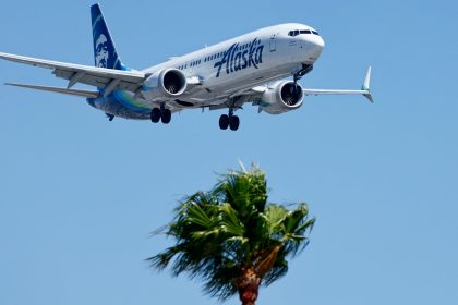 FAA orders inspections of nearly 500 Boeing jets for possible cracks