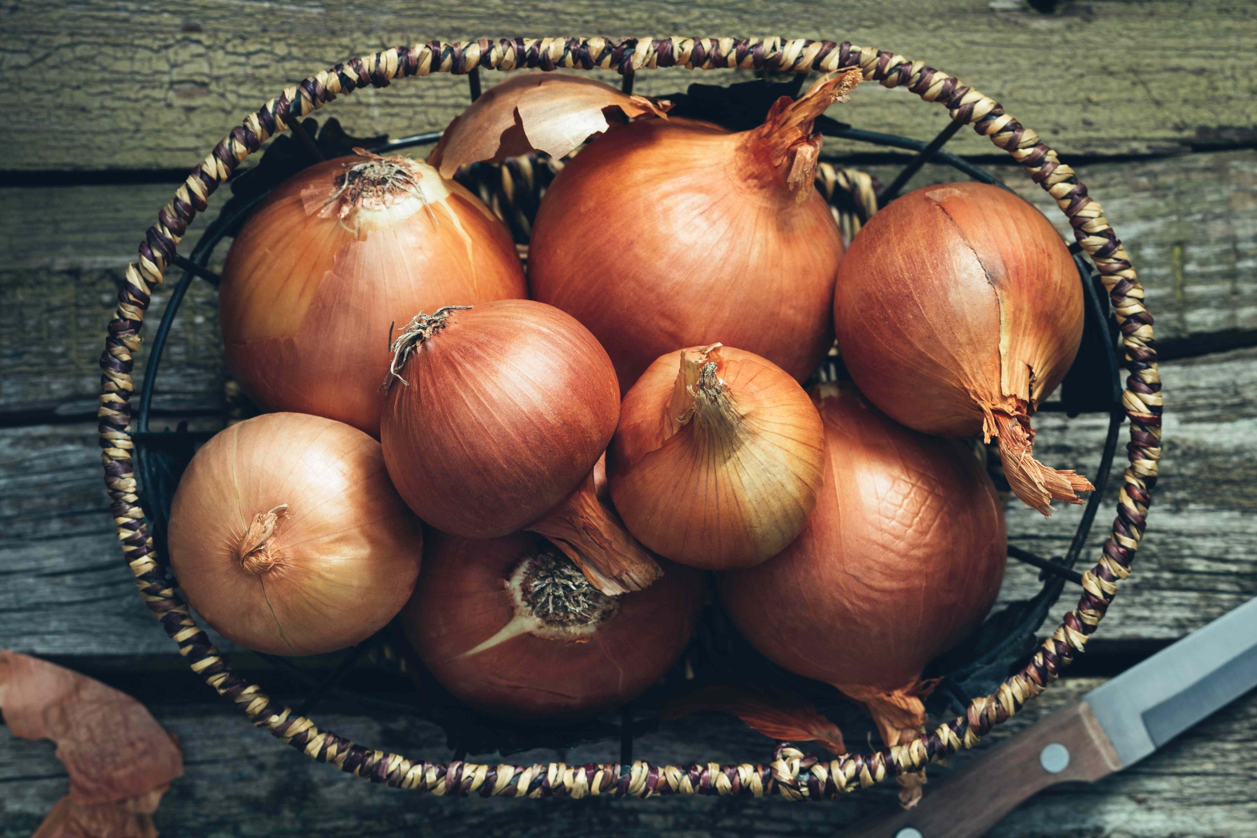 The Right Way To Keep Onions Fresh to Maximize Their Health Benefits, and the Best Storage Options for Them