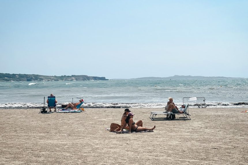 UK holidaymakers ‘struggling to shake off financial concerns’ during breaks, study finds