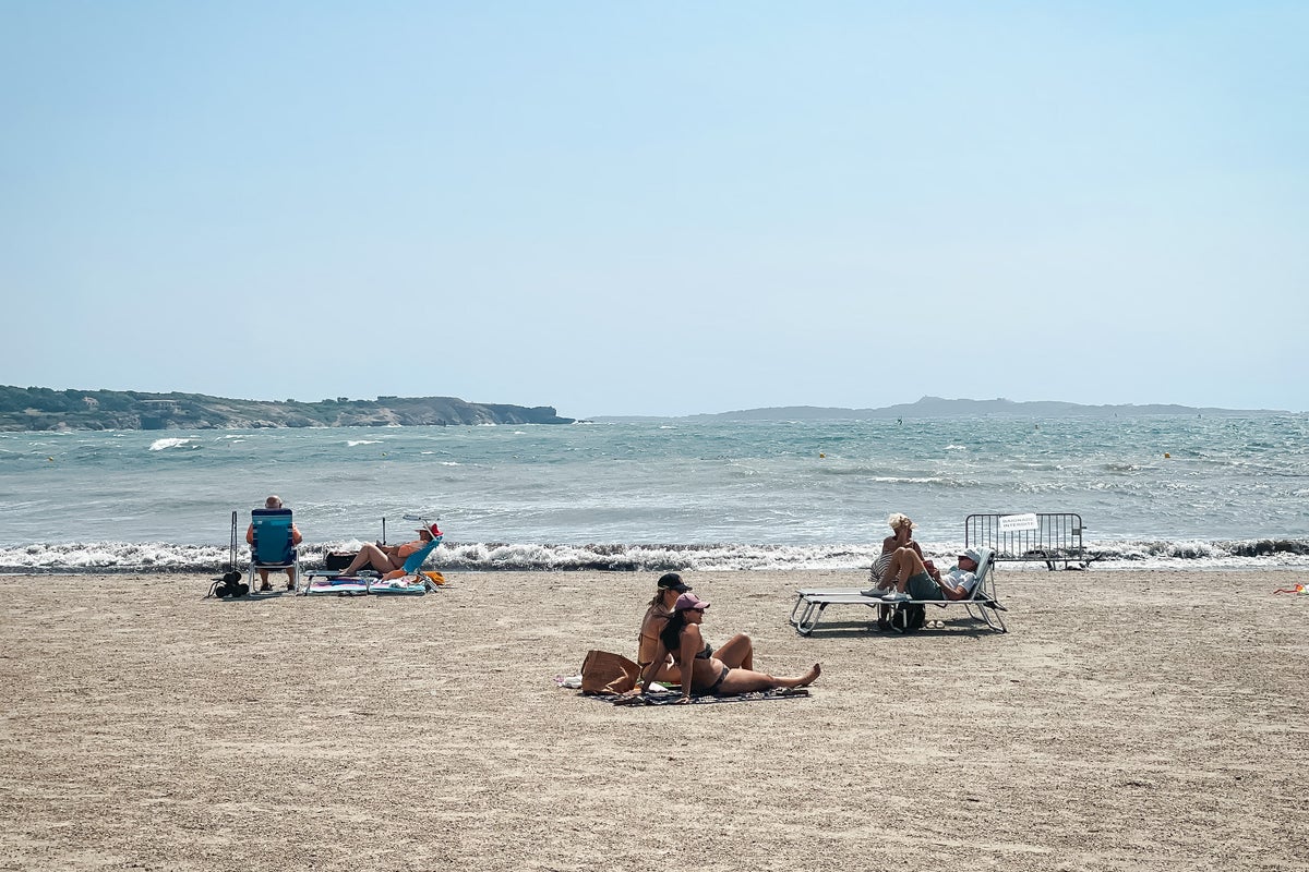 UK holidaymakers ‘struggling to shake off financial concerns’ during breaks, study finds