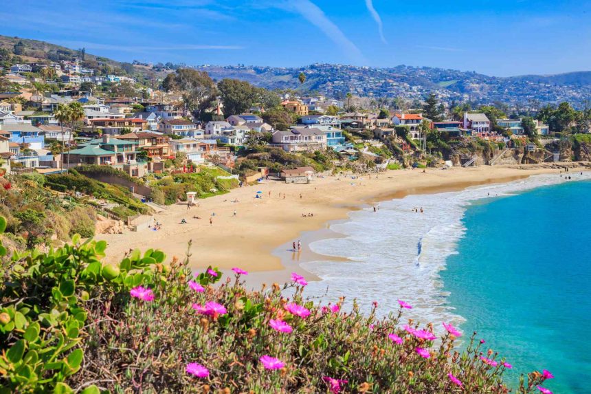 This SoCal Beach Town Draws Artists for Its Beauty—Including Some of the Clearest, Bluest Waters in the State