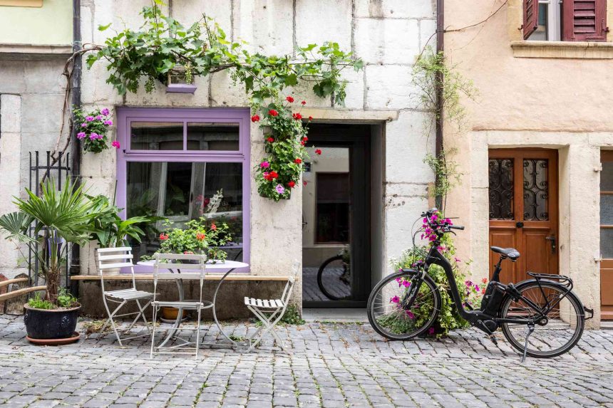 10 Best Small Towns to Visit in Switzerland, With Medieval Castles, Mountain Views, and Alpine Lakes