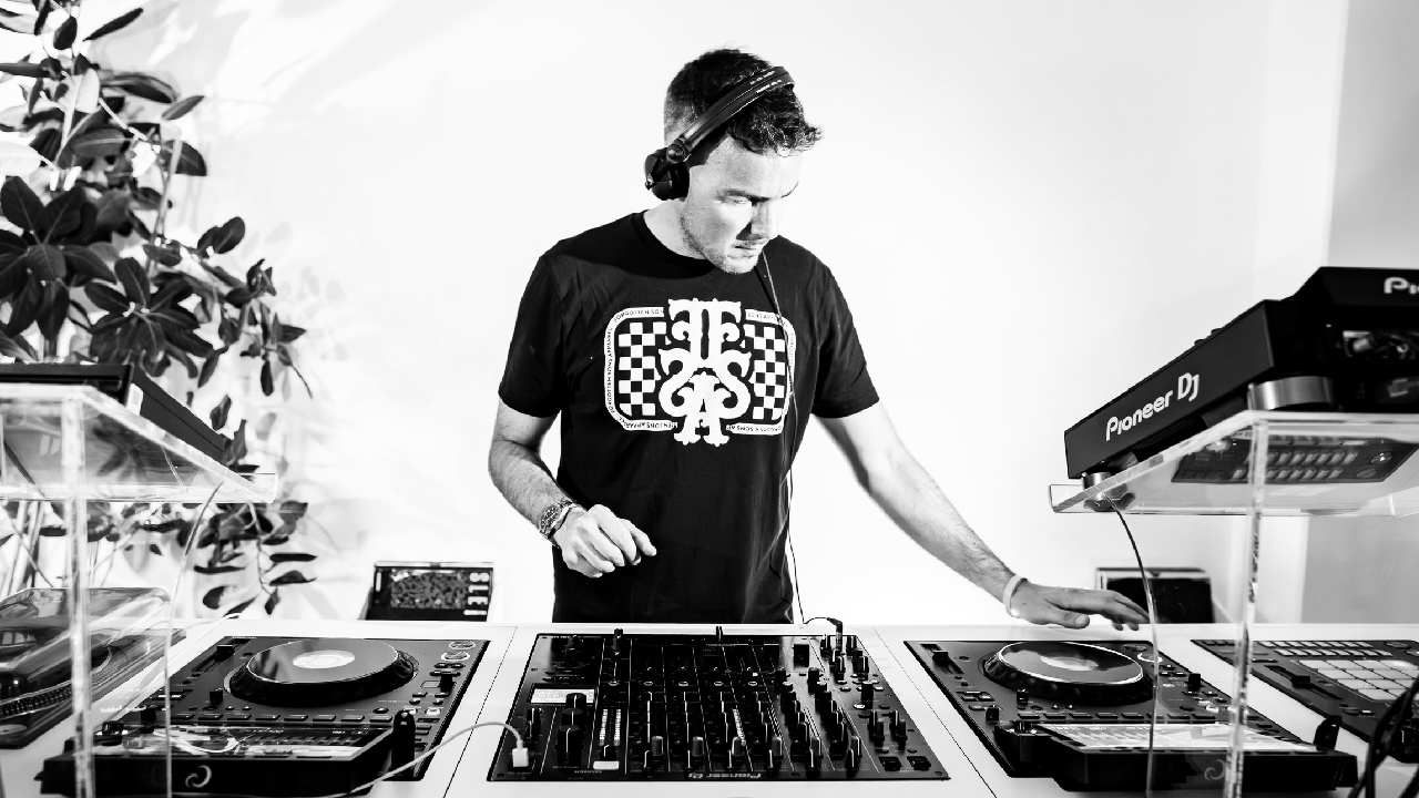 William James Channels Ibiza’s Energy on New Single ‘Cala Salada’