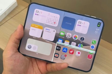 Some iPhone Duo owners are reporting cracks around the hinge
